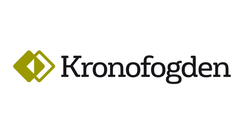 Bilden visar Kronofogdens logotyp eftersom artikeln förklarar den totala skulden hos Kronofogden.